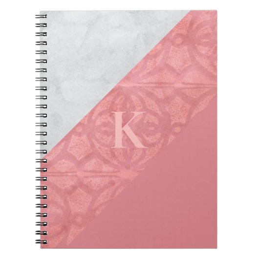 Ruddy Pink Batik en Grey Waterverf Letter Notitieboek (Voorkant)
