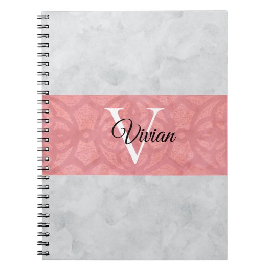 Ruddy Pink Batik en Grijze Waterverf monogrammen Notitieboek (Voorkant)