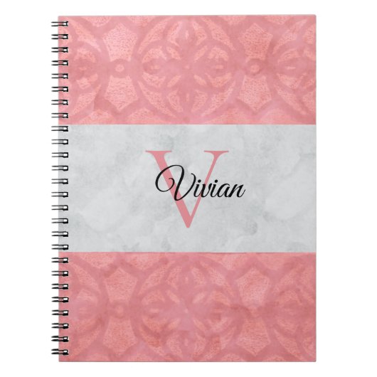 Ruddy Pink Batik en Grijze Waterverf monogrammen Notitieboek (Voorkant)