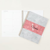 Ruddy Pink Batik en Grijze Waterverf monogrammen Planner (Display)