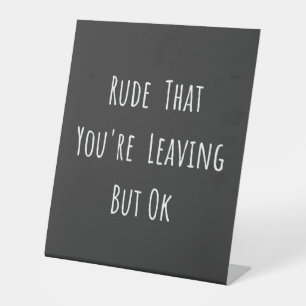 Rude dat je weggaat, maar oké, grappige nieuwe baa reclamebord met voetstuk