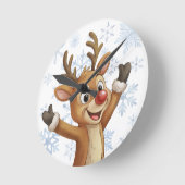 Rudolph met blauwe sneeuwvlokken ronde klok (Hoek)