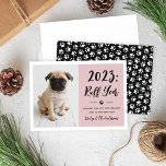 Ruff 2022 Rosy Pink Funny Dog Foto Feestdagenkaart<br><div class="desc">2022 is een "iets minder van een roofjaar" geweest! Deze grappige hond op de vakantiefootkaart is voorzien van een foto van uw pop naast de moderne handgeschreven scripttekst en aangepaste tekst die u kunt personaliseren met een aangepast vakantiebericht en een nieuw jaarbericht, de naam van uw huisdier en uw achternaam/familie....</div>