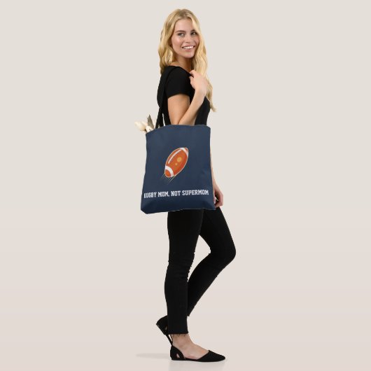 Rugby Mom, Not Supermom beroemd gemaakt door Rugby Tote Bag (Op model)