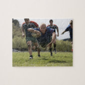 Rugby-speler die op de grond springt met bal legpuzzel (Horizontaal)