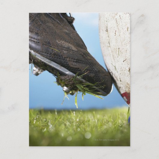 Rugby-speler die t-shirt afschopt, sluit af briefkaart (Voorkant)