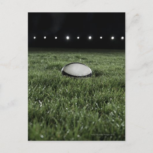 Rugbybal op het grasveld van een briefkaart (Voorkant)