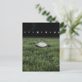 Rugbybal op het grasveld van een briefkaart (Staand voorkant)