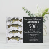 Rugged Adult Walleye Vist Camo Birthday Invitat Kaart (Staand voorkant)
