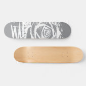 Rugged Rose Graffiti Art – White Drip Rose on Grey Persoonlijk Skateboard (Horizontaal)