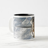 ruggegraat van de transportbay van Space Shuttle A Tweekleurige Koffiemok (Voorkant links)