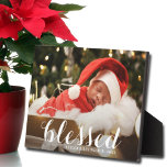 Ruggezifte foto met kerstcadeaus met blote kerst fotoplaat<br><div class="desc">Dit charmerende tabletop fotoplaque heeft een ingebouwd pakket voor een fraaie weergave van uw favoriete foto. Kenmerkt het woord BLESSED in een mooi wit manuscript (kan worden geschrapt of worden veranderd) en een andere informatie u wilt omvatten. Creëer een groot belang om cadeaus te geven of voor jezelf.</div>