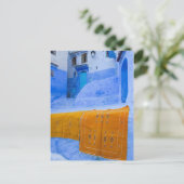 Rugs op een blauwe muur briefkaart (Staand voorkant)