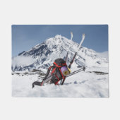rugzak en skis op sneeuw op achtergrondvulkaan deurmat (Voorkant)