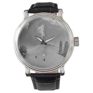 Rugzakskiërs in verse poedersneeuw horloge