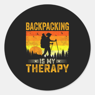 Rugzaktochten zijn therapie - retro kamperen in de ronde sticker
