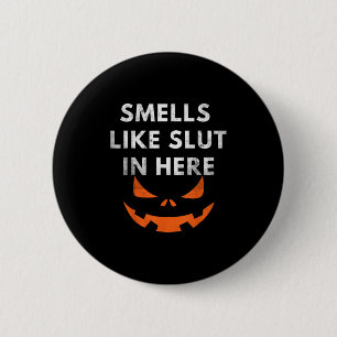 Ruikt Het Hiernaar, Offensieve Humor, Grappige Hal Ronde Button 5,7 Cm