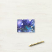 Ruimte-achtergrond met sterren post-it® notes (Op bureau)