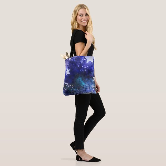 Ruimte-achtergrond met sterren tote bag (Op model)