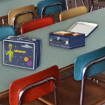 Ruimte-Alien met persoonlijke vingerafdruk<br><div class="desc">Creëer een gepersonaliseerd geschenk uit de wereld. Deze lunchbox bevat illustraties van een kalkgroene ruimte-alien,  een ufo of vliegende saucer,  sterren,  een maan en planeten en is klaar om gepersonaliseerd te worden met een naam.</div>