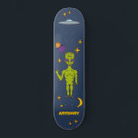 Ruimte-Alien met persoonlijke vingerafdruk Persoonlijk Skateboard<br><div class="desc">Creëer een gepersonaliseerd geschenk uit de wereld. Dit skateboarddek bevat illustraties van een kalkgroene buitenaards,  een ufo of vliegende saucer,  sterren,  een maan en planeten en is klaar om gepersonaliseerd te worden met een naam.</div>