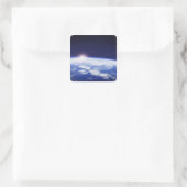 Ruimte met stijgende zon boven de aarde vierkante sticker (Tas)