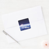 Ruimte met stijgende zon boven de aarde vierkante sticker (Envelop)
