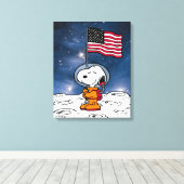 RUIMTE | Snoopy met vlagastronaut Canvas Afdruk (Insitu (Houten vloer))