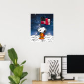 RUIMTE | Snoopy met vlagastronaut Poster (Thuiskantoor)