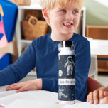 Ruimteastronauten Sterren & Planeten Custom Kinder Waterfles<br><div class="desc">Introductie van de "Space Astronauts Stars & Planets Custom Kinderen' Water Bottle", de perfecte hydratatiepartner voor jonge ruimteliefhebbers en aspirant-astronauten! Deze boeiende waterfles heeft handgetekende illustraties van astronauten die in de ruimte zweven, omringd door twinkelende sterren en kleurrijke planeten. Het grillige en gedetailleerde kunstwerk creëer is een magisch en inspirerend...</div>