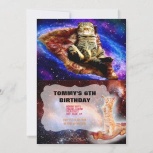 Ruimtekat ligt op een pizza kaart