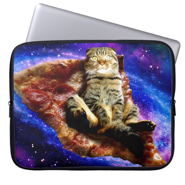 Ruimtekat ligt op een pizza laptop sleeve (Voorkant)