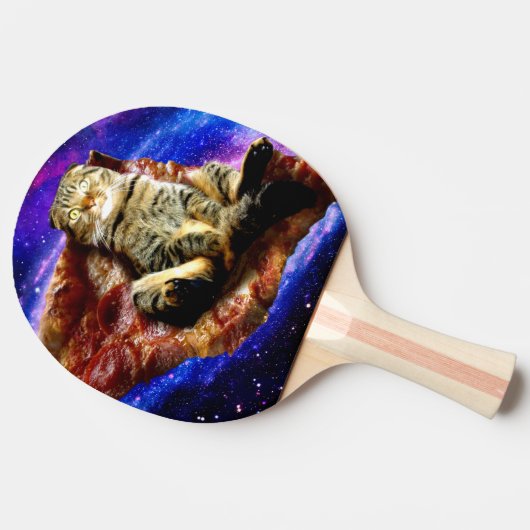Ruimtekat ligt op een pizza tafeltennisbatje (Zijkant)