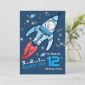 Ruimtemaker kinderen 12e verjaardag blauwe uitnodi kaart (Staand voorkant)