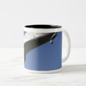 RuimtependelAtlantis nadert baan 33 2 Tweekleurige Koffiemok (Voorkant rechts)