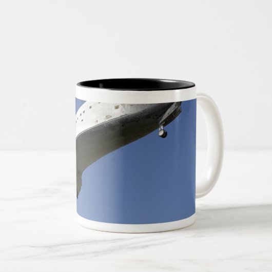 RuimtependelAtlantis nadert baan 33 2 Tweekleurige Koffiemok (Voorkant rechts)
