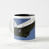 RuimtependelAtlantis nadert baan 33 2 Tweekleurige Koffiemok (Voorkant links)