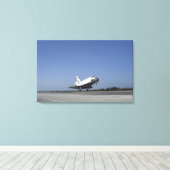 RuimtependelAtlantis nadert baan 33 Canvas Afdruk (Insitu (Houten vloer))