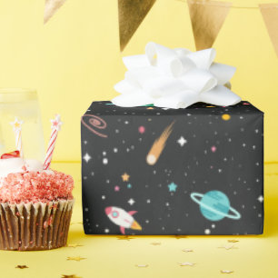 Ruimteschepen en planeten op zwart cadeaupapier