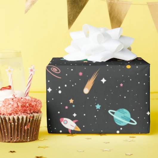 Ruimteschepen en planeten op zwart cadeaupapier (Verjaardagsfeest)