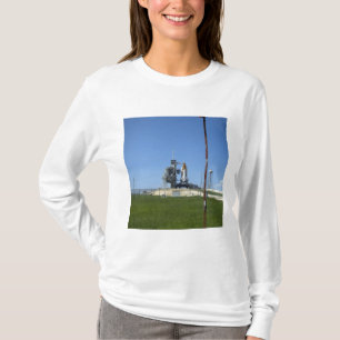 Ruimteshuttle Endeavor wordt omgeven door een wind T-shirt