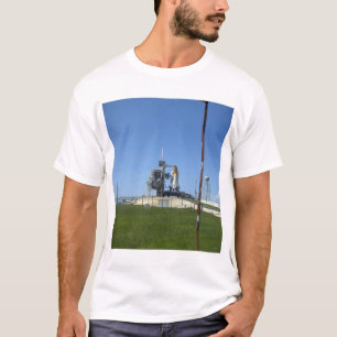Ruimteshuttle Endeavor wordt omgeven door een wind T-shirt