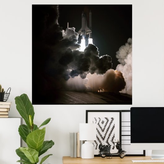 Ruimtesluiting Challenger Night Launch (STS-8) Poster (Thuiskantoor)