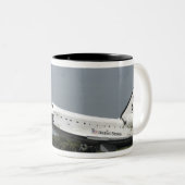 Ruimtesluiting Endeavor raakt omlaag Tweekleurige Koffiemok (Voorkant rechts)