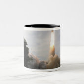 Ruimtesluiting Endeavor tilt uit 4 Tweekleurige Koffiemok (Center)