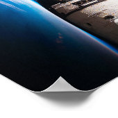 Ruimtesluiting in poster van de ruimte met aarde (Hoek)