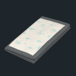Ruimtetijdperk Turquoise Starbursts Nylon Wallet Drievoud Portemonnee<br><div class="desc">Deze Space Age Turquoise Starbursts Nylon Trivoudig Wallet patroon kenmerkt blauwe starbursts op een crèmeachtergrond met gouden gekleurde spugen. Dit ontwerp is geïnspireerd door een klassiek modern gerecht uit het midden van de eeuw en heeft een authentiek schilderij. De retro kitschy goedheid zal je het gevoel geven dat je over...</div>