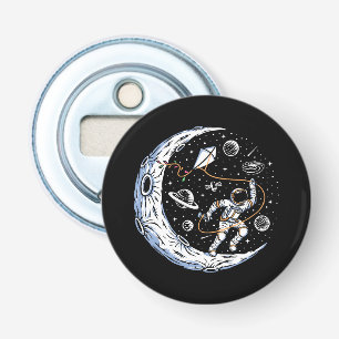 Ruimtevaarder die een vlieger laat vliegen op de m button flesopener