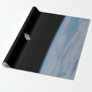 Ruimtevaarder die ruimtewandeling maakt boven de a cadeaupapier