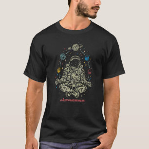 Ruimtevaarder en planeten voor yogafans t-shirt